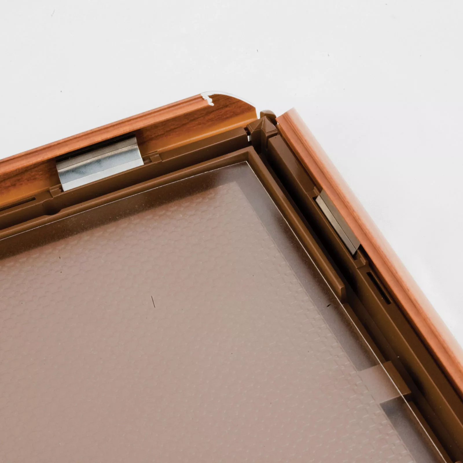 Klapprahmen Opti Frame 25mm, DIN A4, Gehrung, ohne Rückenstütze, Holz-Klapprahmen Optik